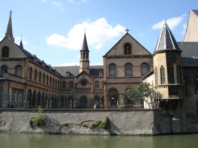 Cloître sainte Constance (lycée Fabert de Metz) vu depuis l'opéra théâtre