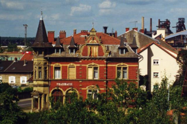 Pharmacie de la rue de Metz (1900), pastiche allemand néo-renaissance, contraste chromatique briques rouges et pierre ocre.