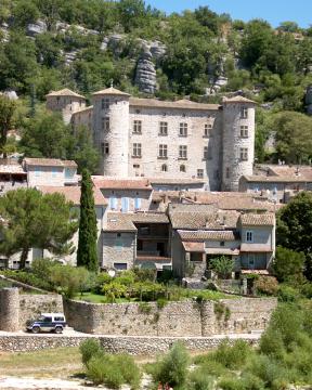 Vue complète du château de Vogüé à partir des rives de l'Ardèche