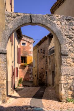 La grande porte arquée construite en 1724 sous le comte Joseph, Placide Fayn de de Rochepierre