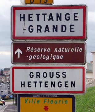 Panneau routier à l'entrée de Hettange-Grande (France)