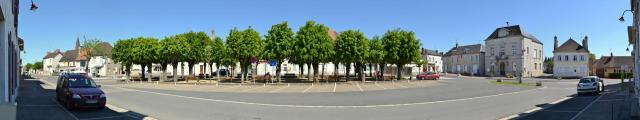 Place de Dornes au printemps
