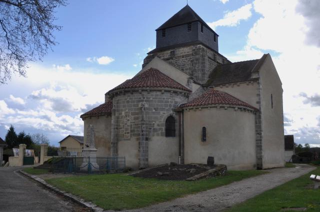 Nous voyons l'église du village, le monument aux morts.( guerres). TRESNAY est une commune de la Nièvre, entre Moulins (Allier) et Nevers…