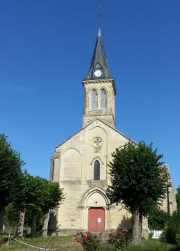 La façade et le clocher de l'église moderne. État en été 2017.