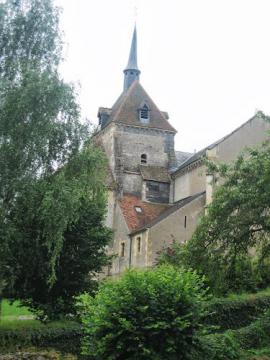 ST PARIZE LE CHATEL -NIEVRE - église possédant une crypte avec de merveilleux chapiteaux -à voir absolument -