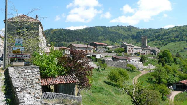 Ceci est une vue générale du village de Labatie d'Andaure, en Ardèche.