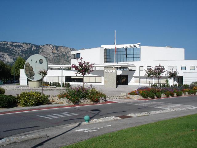 Guilherand-Granges (Ardèche, France) : la mairie et la place des cinq continents.