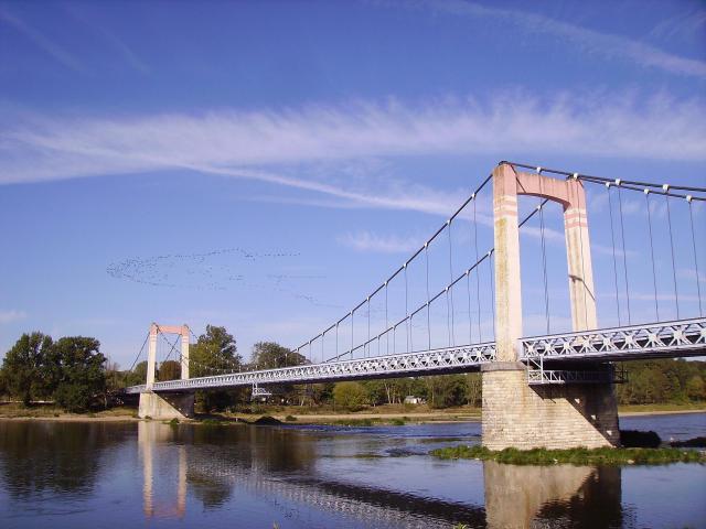 Pont routier (côté amont, vu de la rive droite) franchissant la Loire à Cosne-Cours-sur-Loire et migration de grues cendrées. Nièvre…