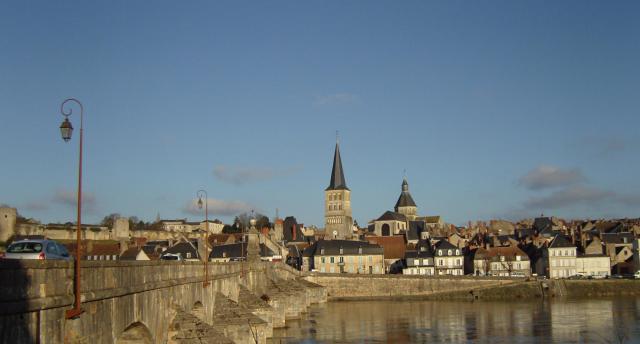 Panorama über die Loire hinweg von La Charité-sur-Loire (58), Frankreich. Auf der Mitte der Brücke steht eine barocke Pyramide, gekrönt von einer Kugel, welche die königlichen Lilien zeigt. Im Laufe der Revolution wurde die Kugel zerstört, und an der Pyramide wurden die Menschenrechtserklärung angebracht. Erst in neuerer Zeit konnte die Kugel dank eines privaten Spenders wieder hergestellt und angebracht werden.