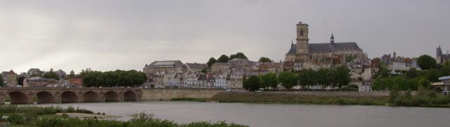 fr:Nevers - Vue d'ensemble de la ville depuis la rive sud de la fr:Loire