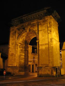 Porte de Paris à Nevers (58). Je suis l'auteur du cliché pris en décembre 2004