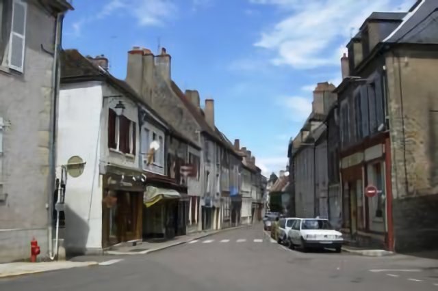 De hoofdstraat in Corbigny (Trudi)