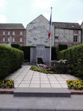 Landrecies (Nord, Fr) monument aux morts et memorial siège de Landrecies 1543