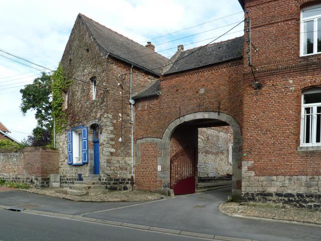 Porche de la brasserie de Bisiau Jenart, devenue brasserie Saint-Éloi à Vendegies-sur-Écaillon Nord.- France.