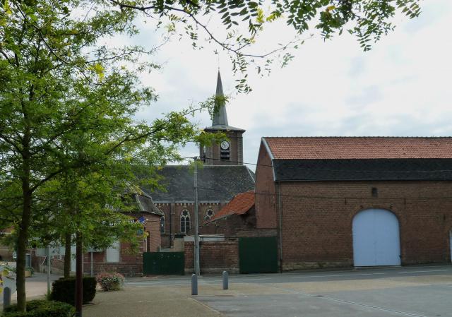 L'église Saint-Saulve vue de la Brasserie St Eloy Vendegies-sur-Écaillon Nord.- France.
