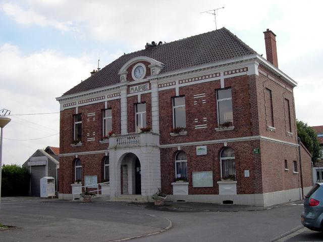 La mairie de la commune de Gouzeaucourt (Nord, Département 59, août 2005)