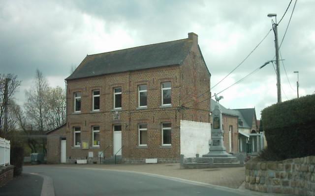 La mairie et le monument aux morts.