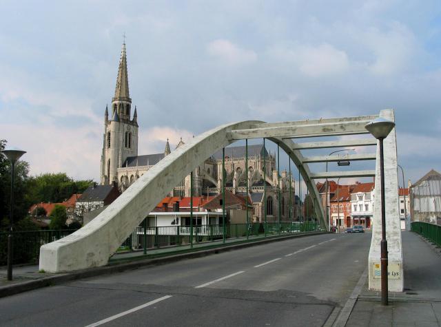 Wervik (Belgique), le pont sur la Lys et l'église Saint-Médard, avant février 2017, date de son remplacement.