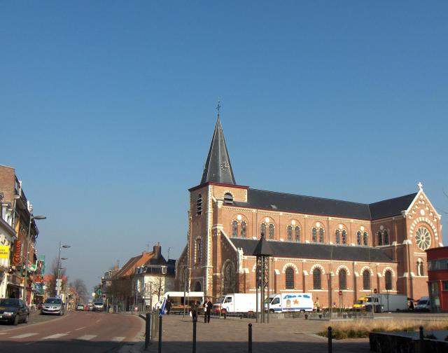 Roncq (France, dépt. Nord), église Saint-Piat (1868-1874 par Jean-Baptiste Maillard, tour du XVIIIe siècle,)