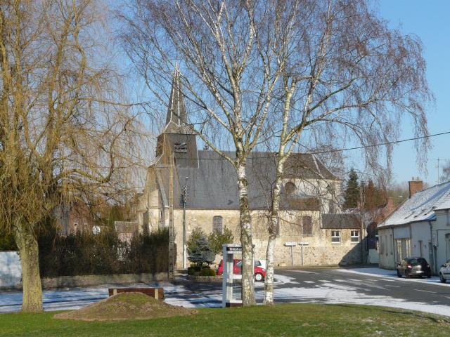 La place du village et l'église à Montigny-en-Cambrésis