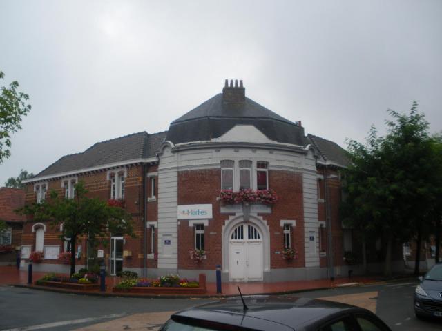 Vue de la mairie d'Herlies.