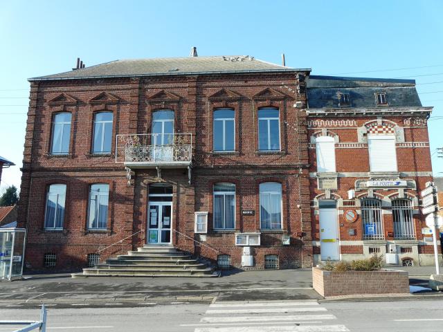 La mairie et la poste de Maretz (Nord)