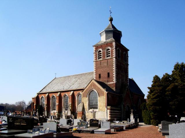 L'église Assomption Notre-Dame de Renescure (Pas-de-Calais). Reconstruite en 1929, ses origines remontent au 12ème siècle. Le capuchon du…