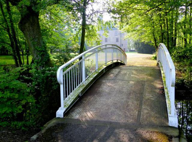 Renescure - Le château de Philippe de Comynes - Le pont au fond de la propriété