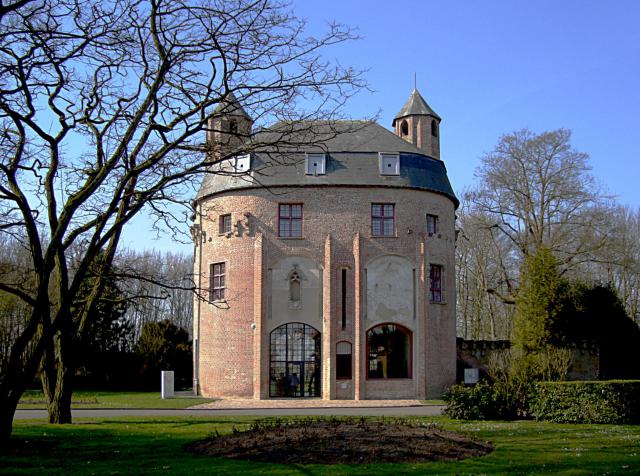 Le donjon du château de Commynes à Renescure (Pas-de-Calais), aujourd'hui occupé par la mairie.