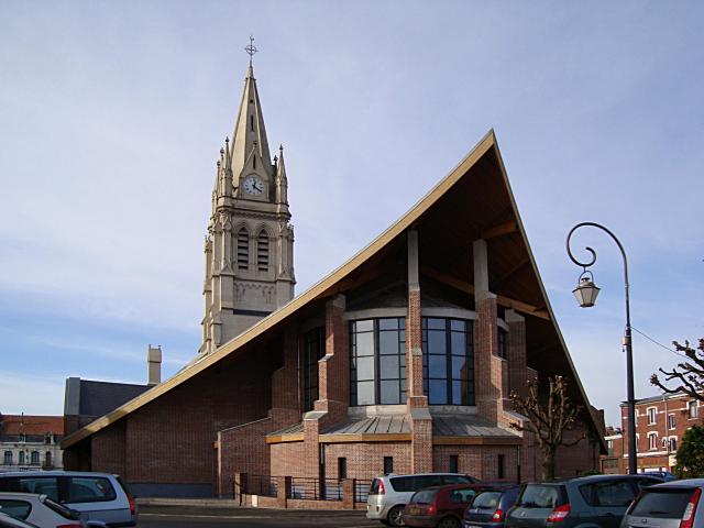 Vue arrière de l'église Saint-Vaast de La Bassée (Nord). Construite dans les années 1920, l'église a été démolie en 2003 à l'exception du…