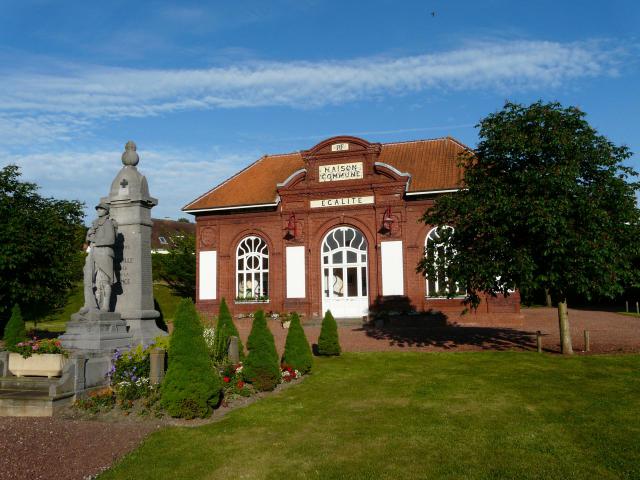 Mairie et monuments aux morts de Proville (Nord, France)