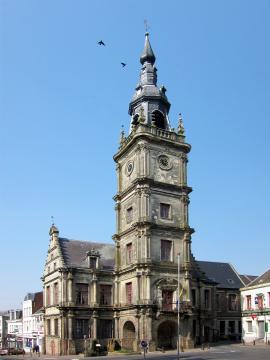 L'hôtel de ville du Cateau-Cambrésis de style renaissance, édifié en 1553, et son beffroi érigé en 1705 par Jacques Nicolas de Valenciennes.