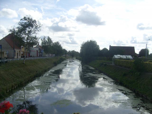 Canal de la Basse Colme (Canal de Bergues en Belgique: Bergenvaart) sortant de Bergues au niveau de Hoymille.