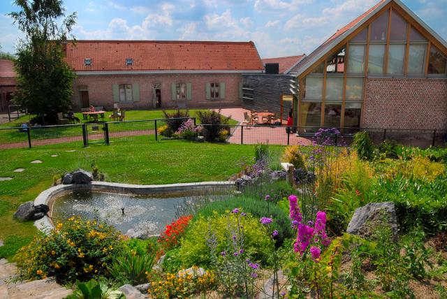 Vue de la Ferme du Mont Saint-Jean depuis le Jardin.