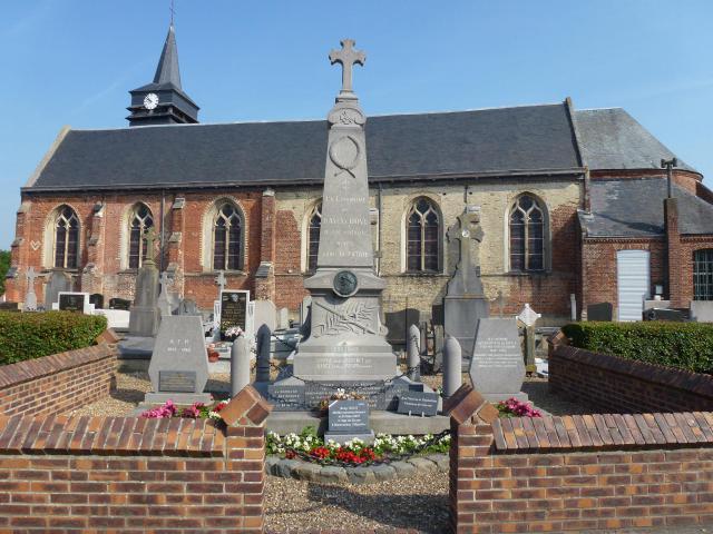Bavinchove (Nord, Fr) monument aux morts et église, vue latérale
