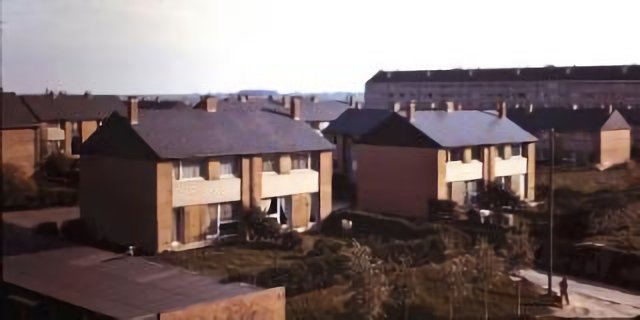 Douchy-les-Mines (59) avril 1975. Vue sur le lotissement jouxtant les immeubles du Boulevard de la Liberté. (Diapositive numérisée).