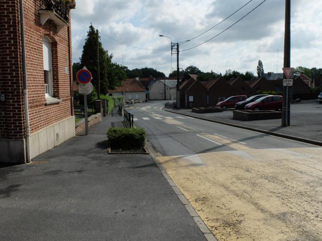 Vue de la rue de la Turquerie de Noyelles-sur-Selle à hauteur de la place de l'église.