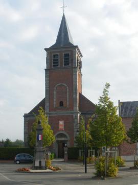 Vue de l'église Saint-Pierre et du monument aux morts de la commune de Mouchin.