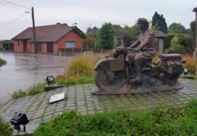 Rumes, Statue en mémoire du motard Américain qui a libéré le pont le 2 Septembre 1944