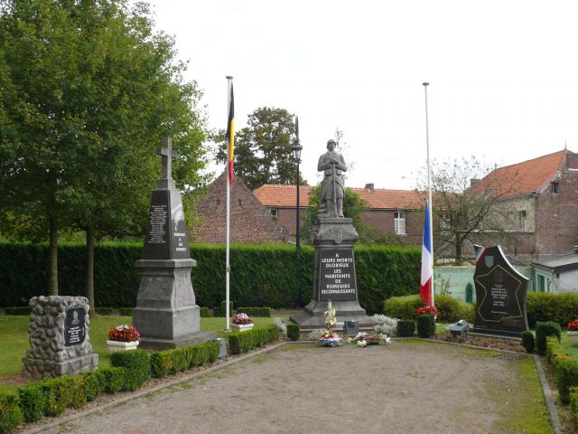 Le monument aux morts de Rumegies (Nord, France).