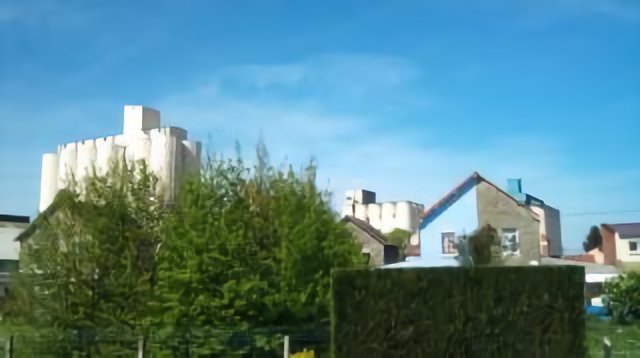 Silos; la maison maquillée de bleu et l'arbuste au carré