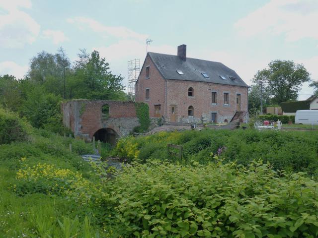La « voie verte de l'Avesnois » et la Solre à Ferrière-la-Petite.- Parc naturel régional de l'Avesnois, dans le Nord.- France.