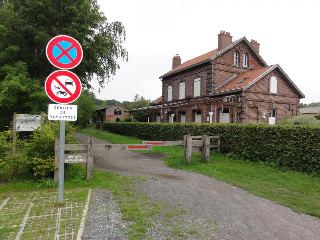 Ferrière-la-Petite (Nord, Fr) ancienne gare, avec l'ancien chemin de fer, transformé en chemin de randonnée et piste cyclable "Voie verte…