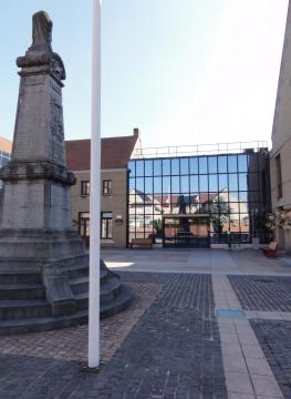 Loon-Plage (Nord) mairie et monument aux morts