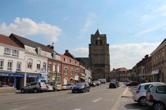 Wormhout (France), la Place du Général de Gaule et l'église Saint-Martin (XVI-XVIIe siècles).