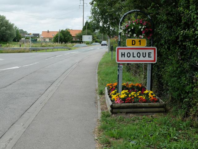 Vue d'une entrée de la commune d'Holque.