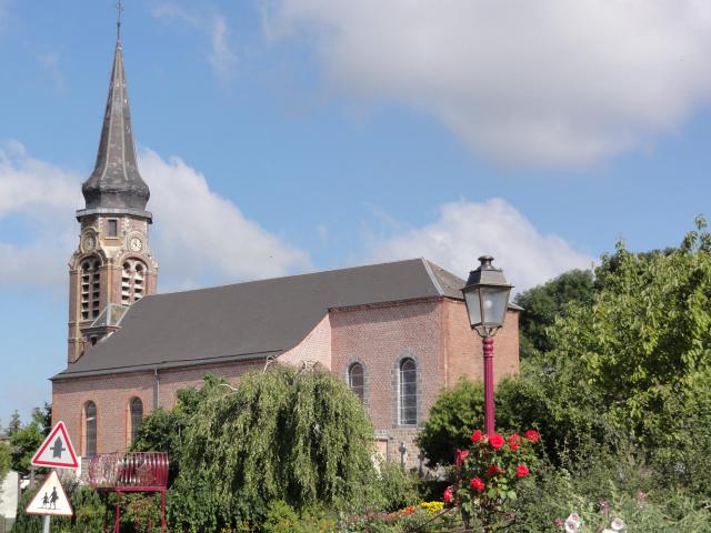 Le Favril (Nord, Fr) église, vue latérale