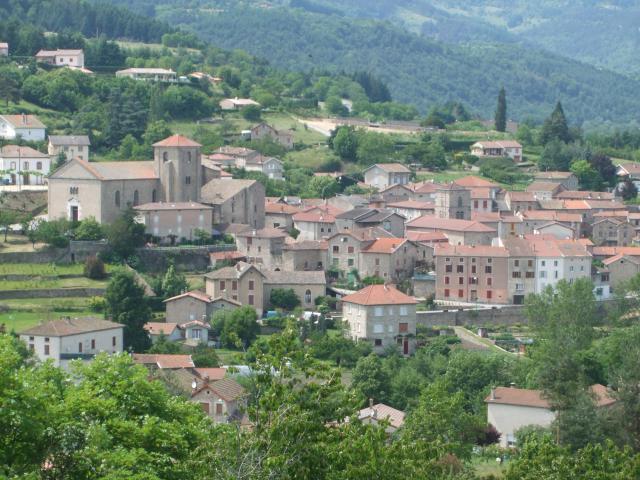 vue générale : le temple, le château et l'église