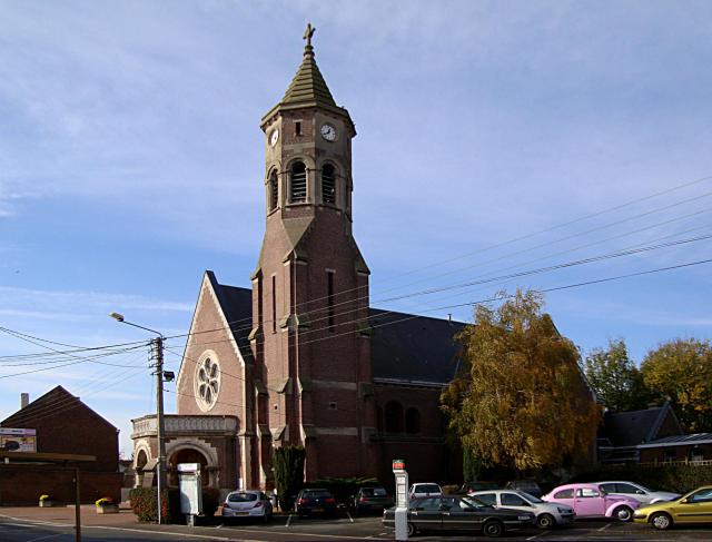 L'église Saint-Vaast de Salomé (Nord). Détruite pendant la première guerre mondiale, l'église est reconstruite dans les années 1920 pour…
