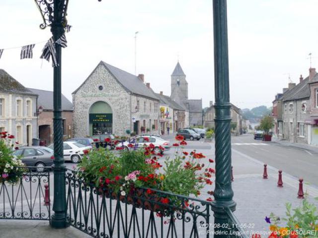 La Place de COUSOLRE. L’Eglise vue du Kiosque.